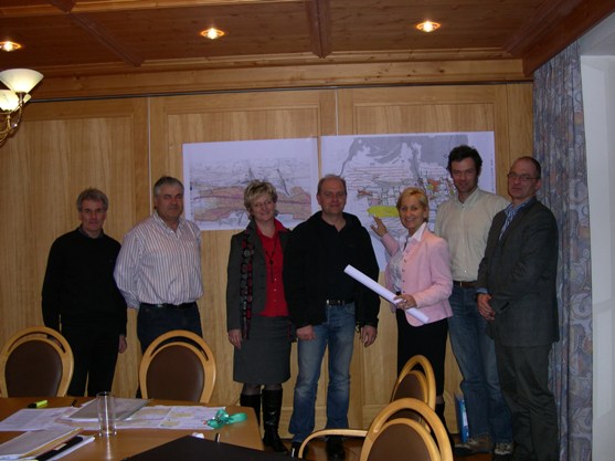 DI Martin Lenglachner (Ortsplaner), Herbert Hörfarter (Obmann Bau- und Raumplanungsausschuss), Gundi Egger (Amtsleiterin), Cornel Knapp (Vizebürgermeister), Sonja Ottenbacher (Bürgermeisterin), Mag. Gabriel Seitlinger und Dr. Winfried Ginzinger (Abteilung Raumordnung Land Salzburg)