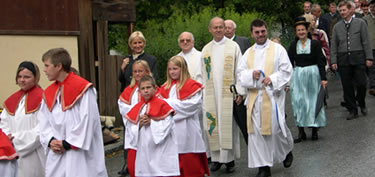 der Gang zur Kirche