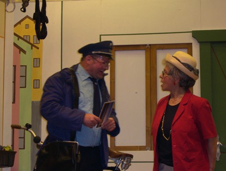 Briefträger Anton Egger bekommt Schwierigkeiten mit der Dame aus der Stadt Geneoveva Voithofer