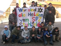 SPZ-Kids mit Trainerin und selbstgemachtem Fantransparent