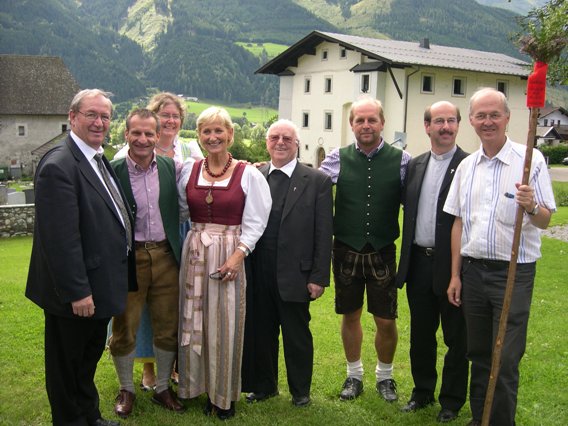 Dechant Pater Paul, Zotter Paul (ehem. Obmann des Pfarrgemeinderates), Brigitte Enzinger (PGR Obfrau), LAbg. Bgm. Sonja Ottenbacher, Altdechant Peter Hofer, Vizebgm. Cornel Knapp, Kooperator Ambros Ganitzer, Pfarrerr Oswald Scherrer (Pfarrverband Lend) mit Pilgerstab